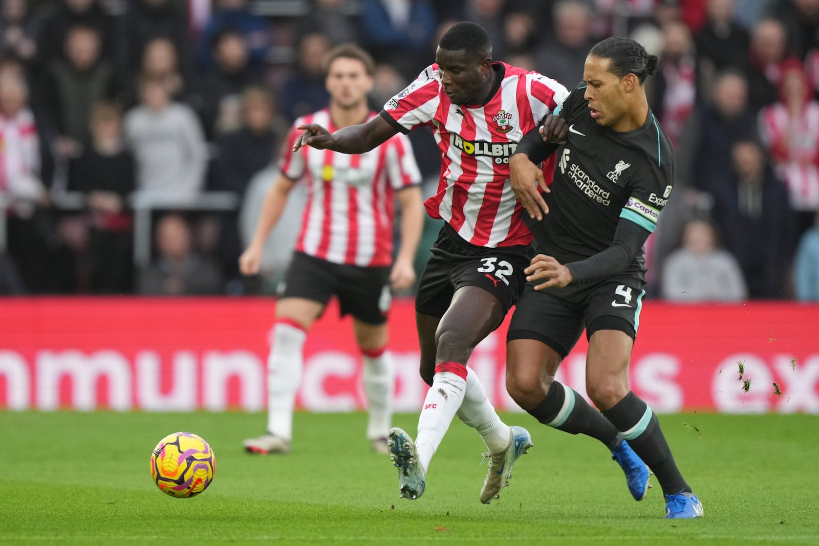 Southampton's Paul Onuachu, left, and Liverpool's Virgil van Dijk fight for the ball during the English Premier League soccer match between Southampton and Liverpool in Southampton, England, Sunday, Nov. 24, 2024. (AP Photo/Sean Ryan)