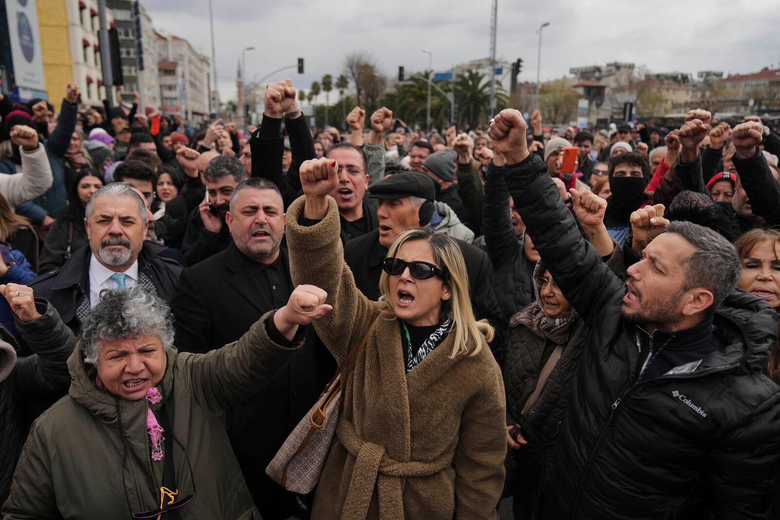 People chant slogans as they protest outside the Vatan Security Department, where Istanbul Mayor Ekrem Imamoglu is expected to be taken following his arrest in Istanbul, Turkey, Wednesday, March 19, 2025. (AP Photo/Francisco Seco)