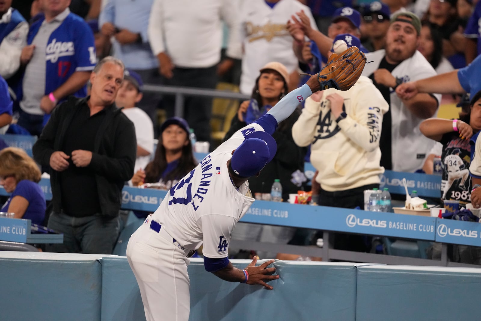 Los Angeles Dodgers left fielder Teoscar Hernández catches a fly ball hit by New York Mets' Brandon Nimmo during the sixth inning in Game 1 of a baseball NL Championship Series, Sunday, Oct. 13, 2024, in Los Angeles. (AP Photo/Mark J. Terrill)