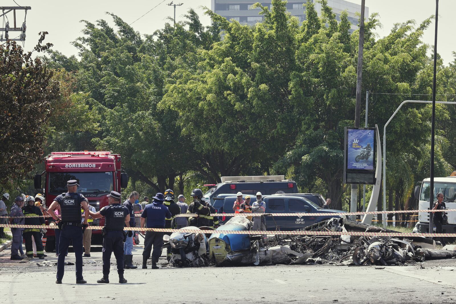 Police cordon off the avenue where a small aircraft crashed in Sao Paulo, Friday, Feb. 7, 2025. (AP Photo/Ettore Chiereguini)