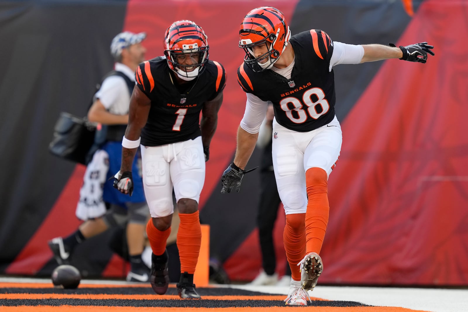 Cincinnati Bengals tight end Mike Gesicki (88) celebrates after scoring a touchdown with wide receiver Ja'Marr Chase (1) during the second half of an NFL football game against the Las Vegas Raiders in Cincinnati, Sunday, Nov. 3, 2024. (AP Photo/Carolyn Kaster)