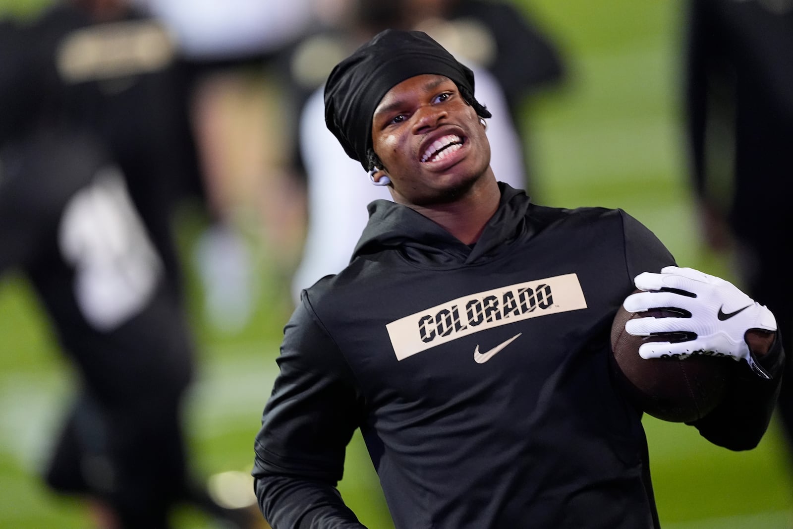 Colorado wide receiver Travis Hunter warms up before an NCAA college football game against Kansas State, Saturday, Oct. 12, 2024, in Boulder, Colo. (AP Photo/David Zalubowski)