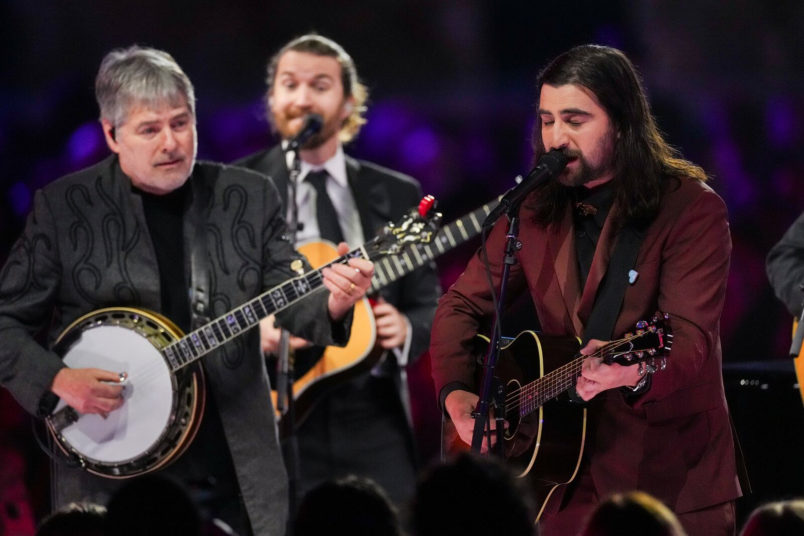 Béla Fleck, left, and Noah Kahan perform during the MusiCares Person of the Year gala honoring The Grateful Dead on Friday, Jan. 31, 2025, in Los Angeles. (AP Photo/Chris Pizzello)