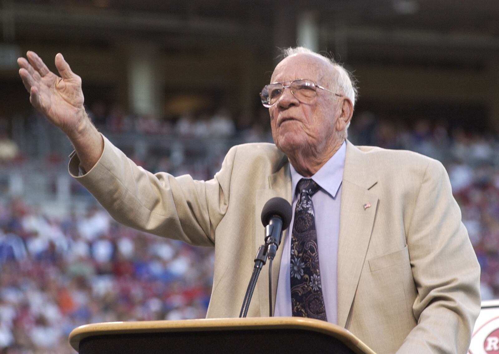 file photo GREG LYNCH/JOURNALNEWS
Joe Nuxhall gives his  thanks to the fans during Joe Nuxhall night at the Reds, at Great American Ballpark last year.