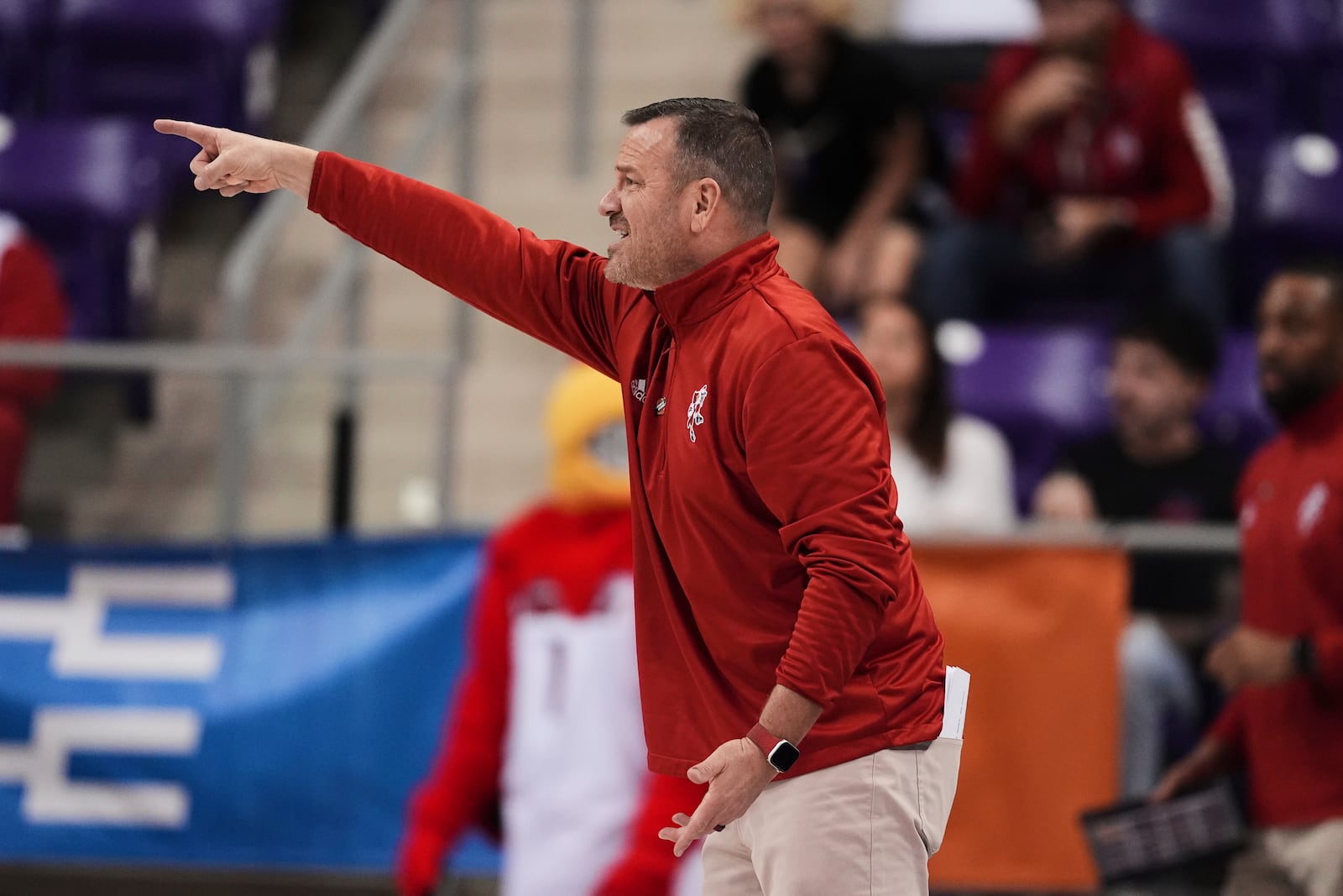 Louisville head coach Jeff Walz instructs his team in the first half in the first round of the NCAA college basketball tournament game against Nebraska in Fort Worth, Texas, Friday, March 21, 2025. (AP Photo/Tony Gutierrez)