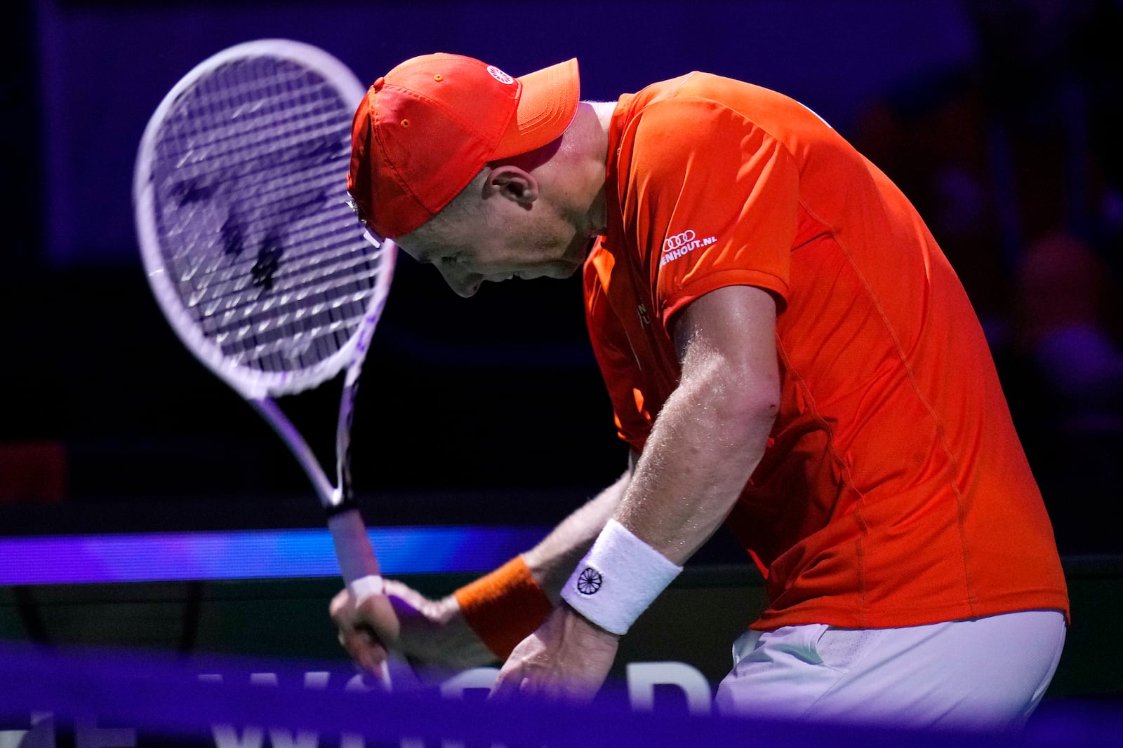 Netherlands' Tallon Griekspoor reacts as he plays Italy's Jannik Sinner during the Davis Cup final tennis match between Netherlands and Italy at the Martin Carpena Sports Hall in Malaga, southern Spain, Sunday, Nov. 24, 2024. (AP Photo/Manu Fernandez)