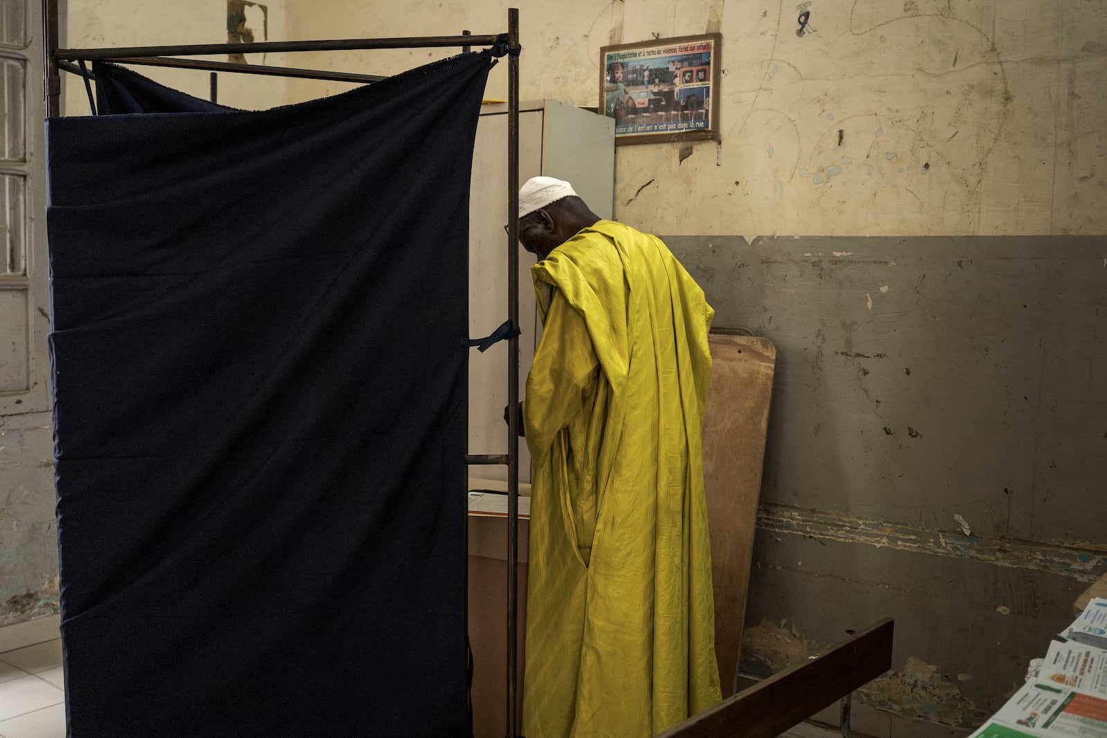 A man casts his vote for legislative elections, at a polling station in Dakar, Senegal Sunday, Nov. 17, 2024. (AP Photo/Annika Hammerschlag)