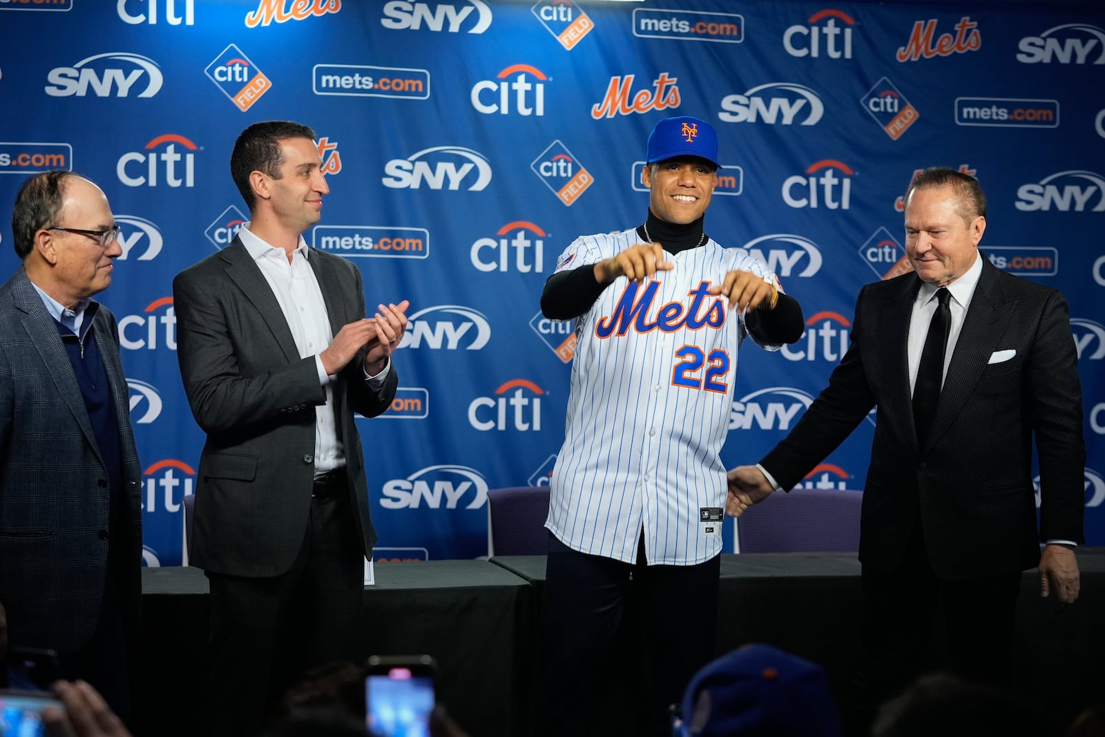 New York Mets' Juan Soto, second from right, poses with agent Scott Boras, right, the Mets president of baseball operations David Stearn, second from left and Mets owner Steven Cohen, left, during a baseball news conference, Thursday, Dec. 12, 2024, in New York. (AP Photo/Frank Franklin II)