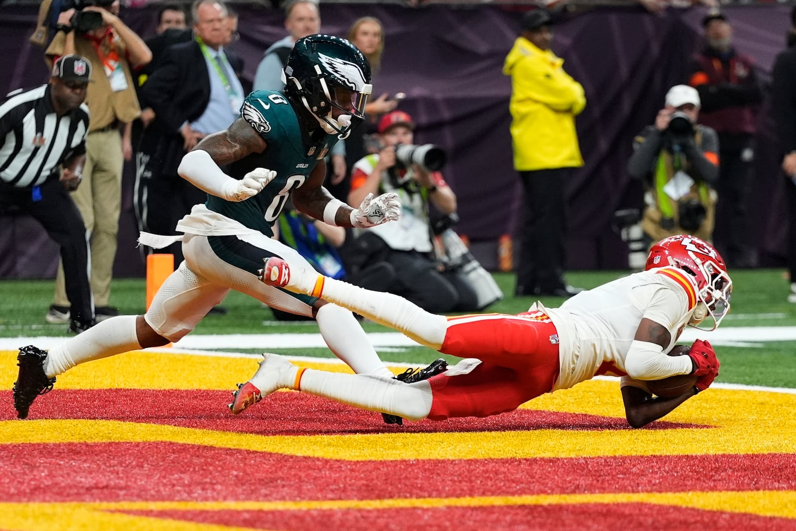 Kansas City Chiefs wide receiver Xavier Worthy makes a touchdown catch as Philadelphia Eagles safety C.J. Gardner-Johnson, left, defends during the second half of the NFL Super Bowl 59 football game, Sunday, Feb. 9, 2025, in New Orleans. (AP Photo/Frank Franklin II)