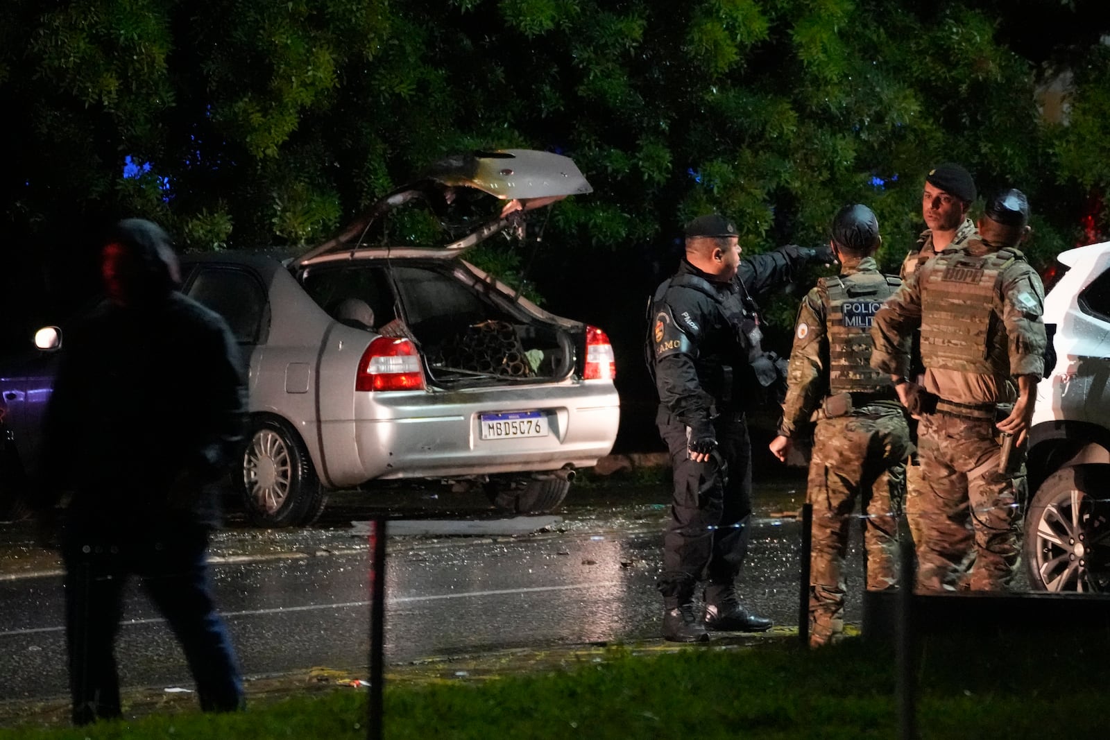 Police inspect a vehicle outside the Supreme Court in Brasília, Brazil, following an explosion, Wednesday, Nov. 13, 2024. (AP Photo/Eraldo Peres)