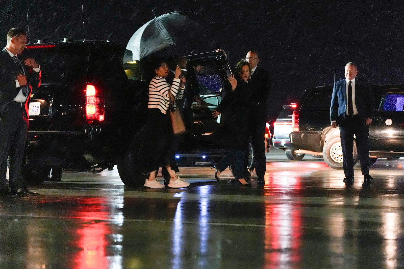 Democratic presidential nominee Vice President Kamala Harris waves off the umbrella as she walks to board Air Force Two before departing Capital Lansing Region International Airport in Lansing, Mich., Sunday, Nov. 3, 2024, en route to Detroit. (AP Photo/Jacquelyn Martin, Pool)