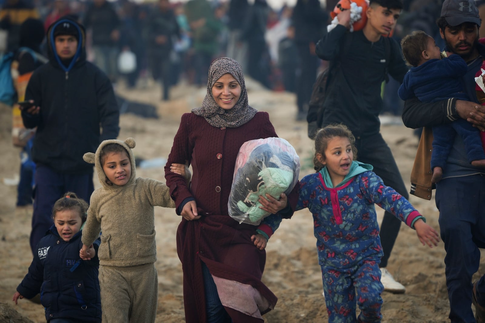 Displaced Palestinians return to their homes in the northern Gaza Strip, following Israel's decision to allow thousands of them to go back for the first time since the early weeks of the 15-month war with Hamas, Monday, Jan. 27, 2025. (AP Photo/Abdel Kareem Hana)