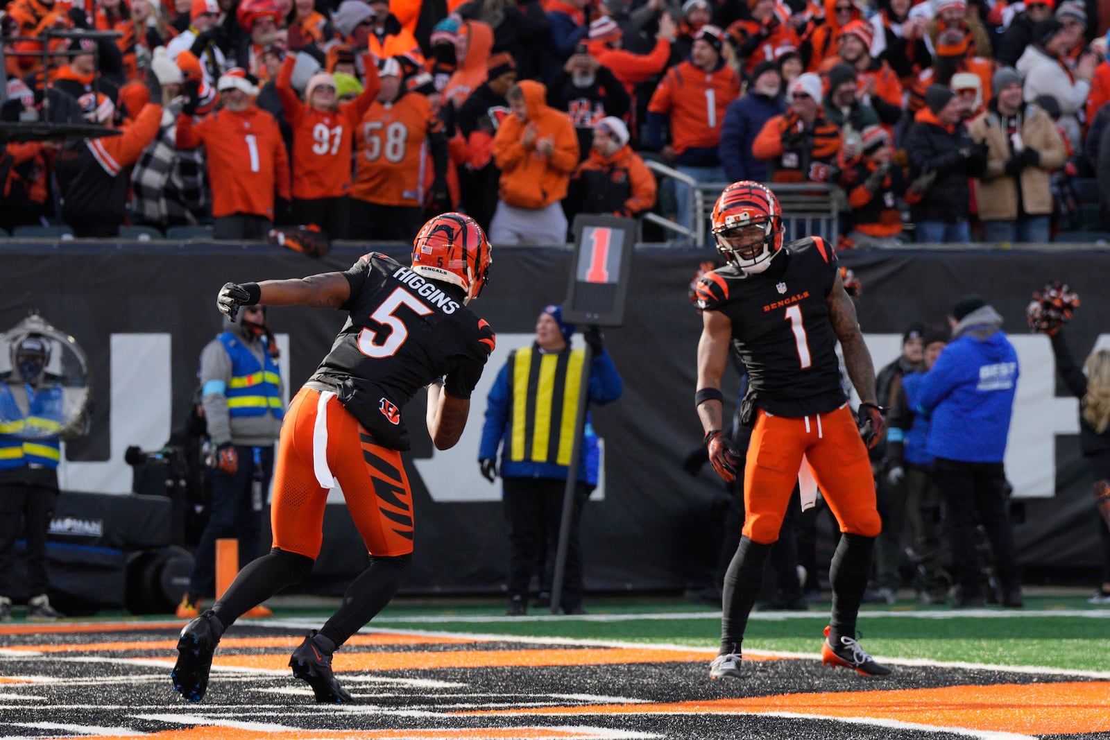 Cincinnati Bengals wide receiver Tee Higgins (5) celebrates with wide receiver Ja'Marr Chase (1) after making a touchdown catch during the first half of an NFL football game, Sunday, Dec. 22, 2024, in Cincinnati. (AP Photo/Jeff Dean)