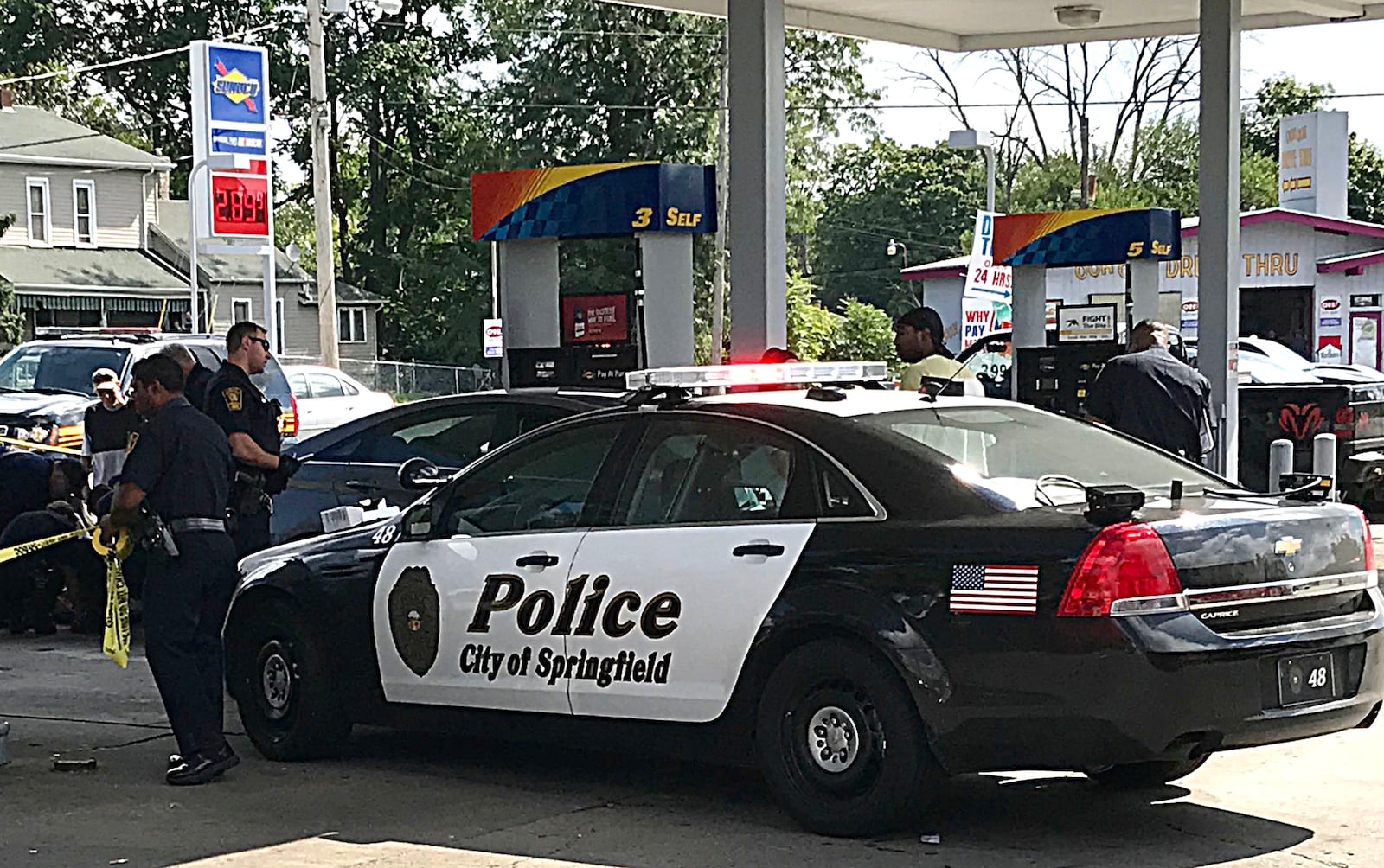 Springfield police officers investigate a shooting at the Sunoco Gas Station on the corner of East Street and Selma Road. JEFF GUERINI/STAFF