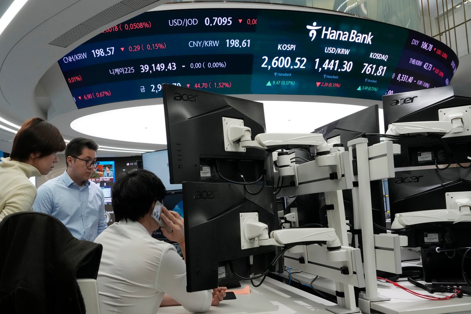 Currency traders work at the foreign exchange dealing room of the KEB Hana Bank headquarters in Seoul, South Korea, Monday, Feb. 17, 2025. (AP Photo/Ahn Young-joon)