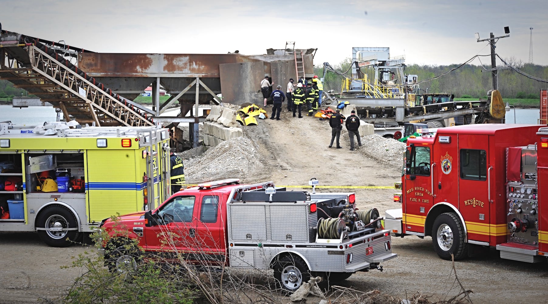 Man dies after falling in gravel pit in Clark County, officials say