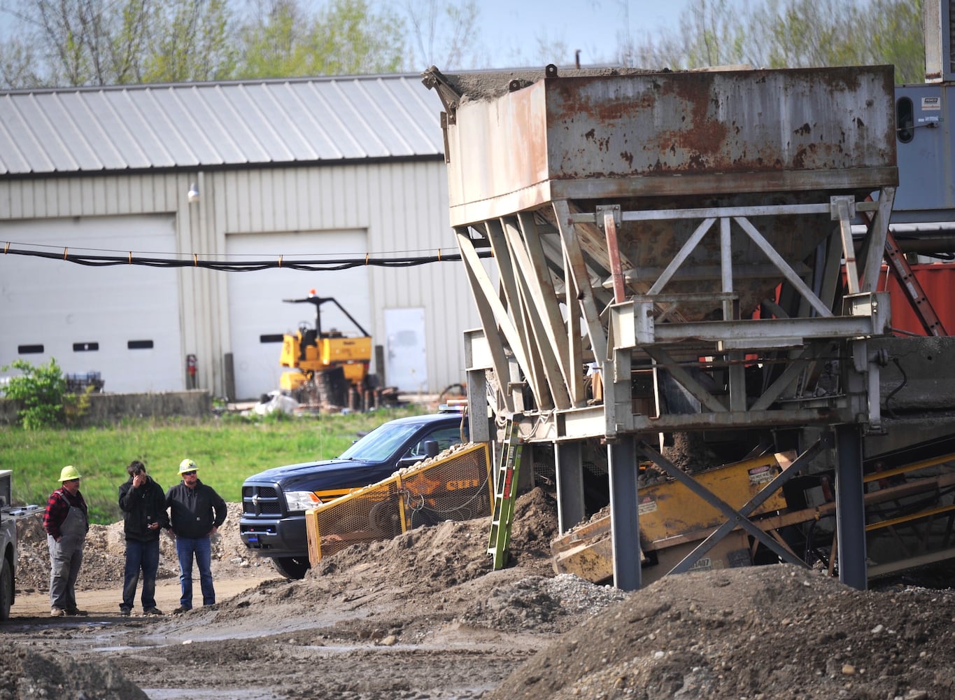 Man dies after falling in gravel pit in Clark County, officials say