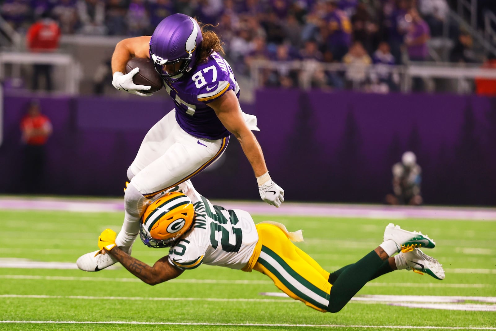 Green Bay Packers' Keisean Nixon stops Minnesota Vikings' T.J. Hockenson after a catch during the first half of an NFL football game Sunday, Dec. 29, 2024, in Minneapolis. (AP Photo/Bruce Kluckhohn)