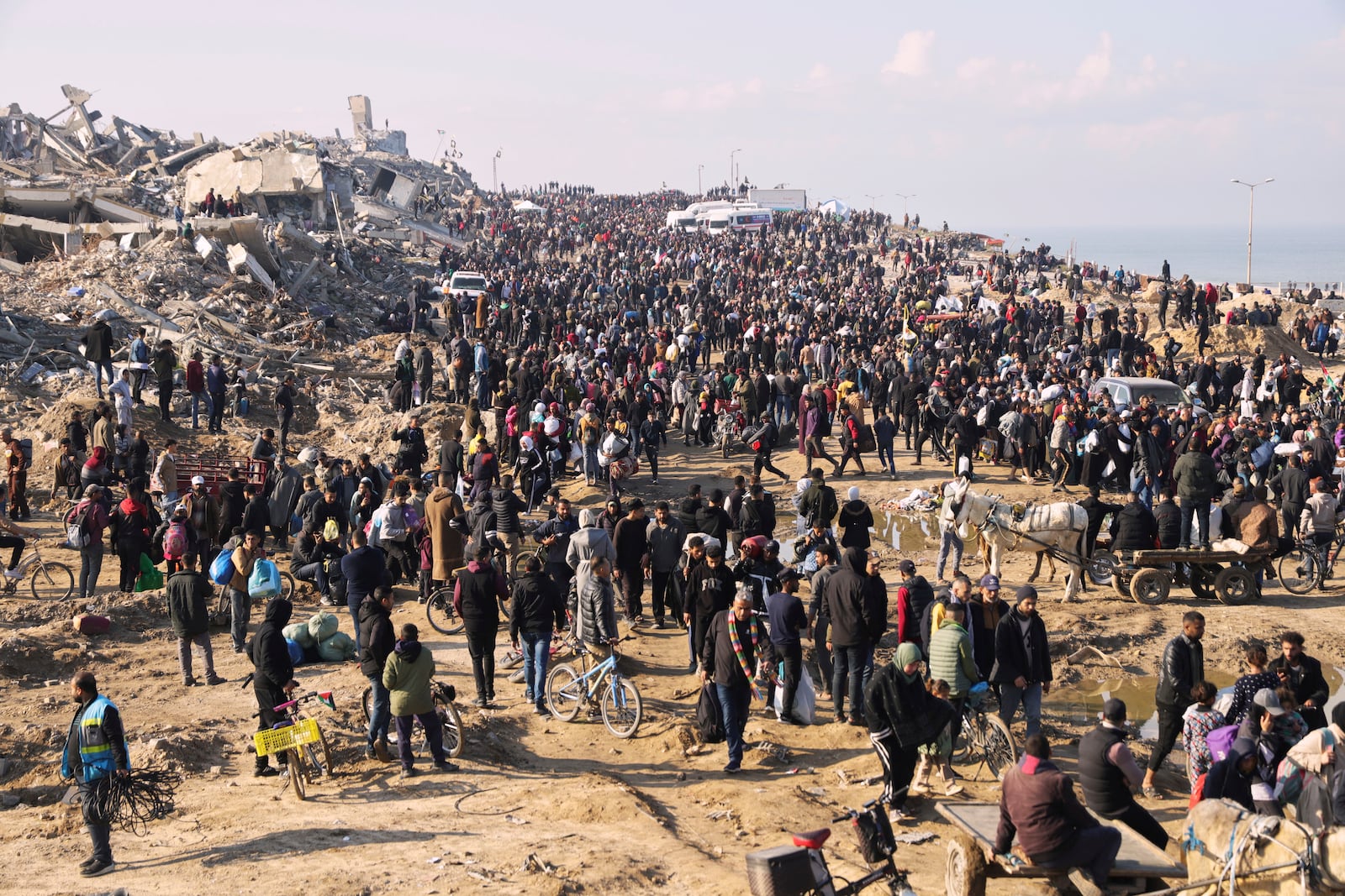 Displaced Palestinians return to their homes in the northern Gaza Strip, following Israel's decision to allow thousands of them to go back for the first time since the early weeks of the 15-month war with Hamas, Monday, Jan. 27, 2025. (AP Photo/Abed Hajjar)