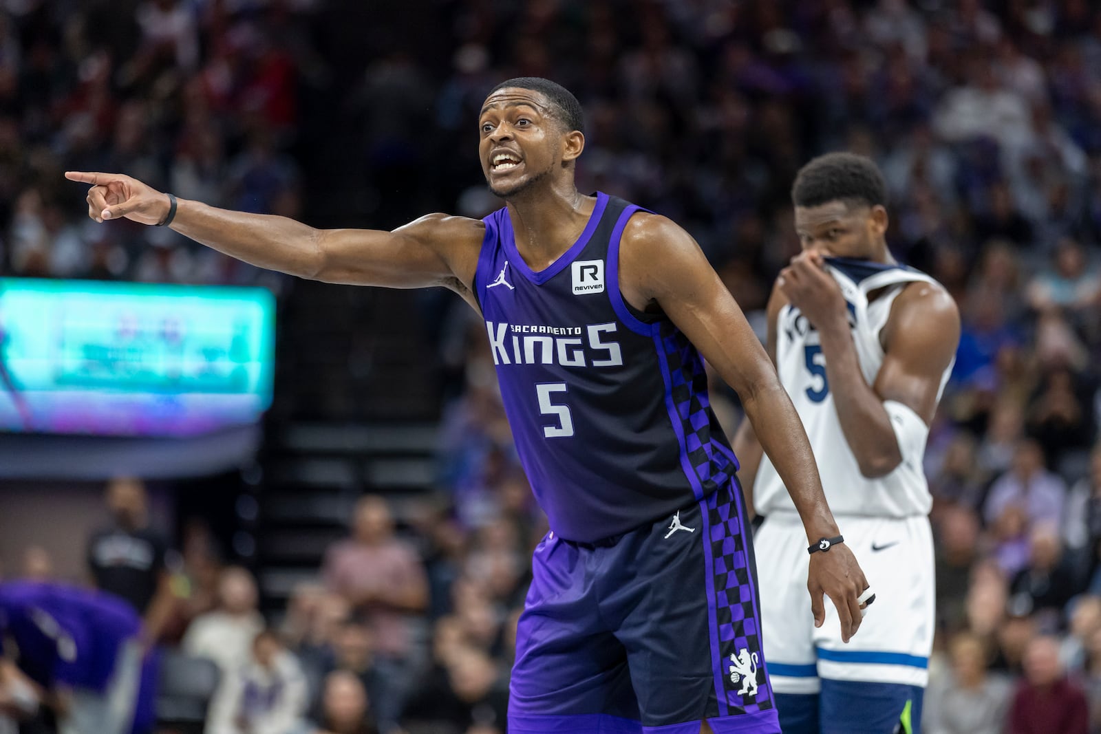 Sacramento Kings guard De'Aaron Fox calls out plays to his team during a free throw shot during the second half of an Emirates NBA Cup basketball game against the Minnesota Timberwolves, Friday, Nov. 15, 2024, in Sacramento, Calif. (AP Photo/Sara Nevis)