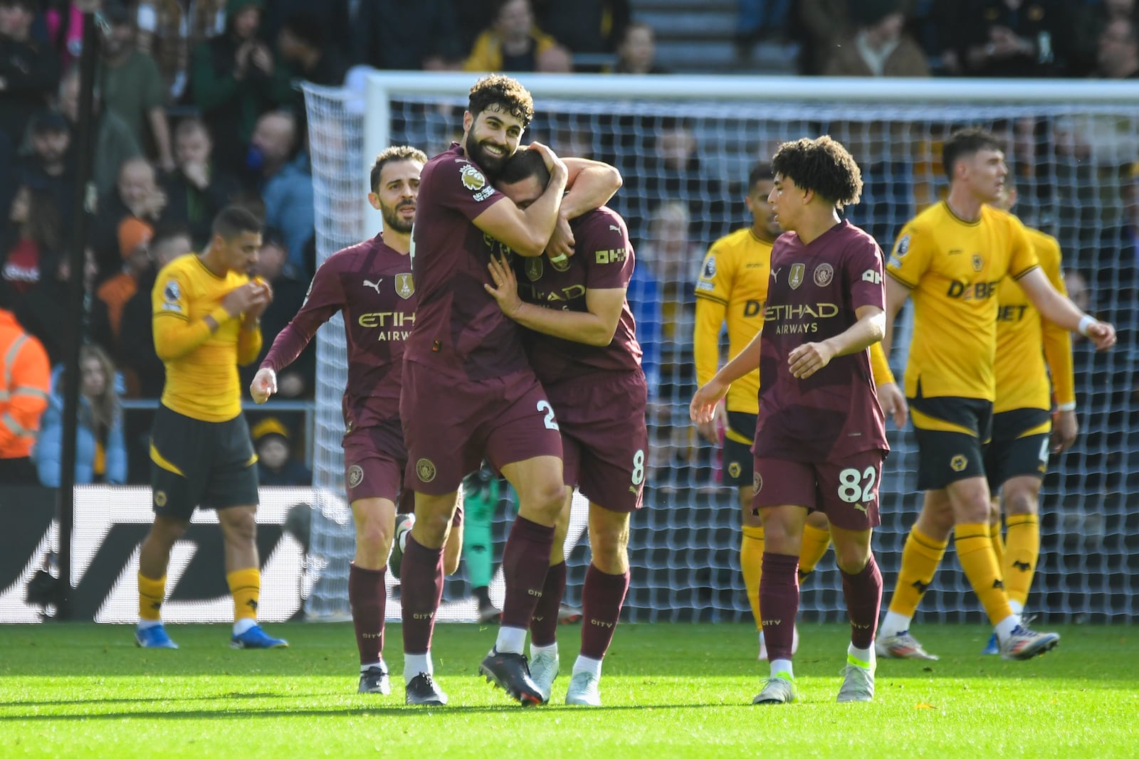 Manchester City's Josko Gvardio is congratulated by Mateo Kovacic after scoring his side's first goal during the English Premier League soccer match between Wolverhampton Wanderers and Manchester City at the Molineux Stadium in Wolverhampton, England, Sunday, Oct. 20, 2024. (AP Photo/Rui Vieira)