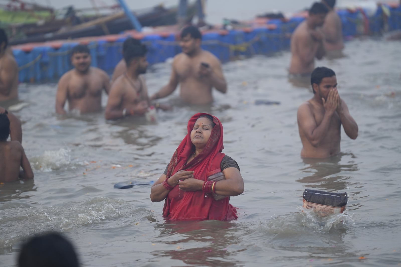 A Hindu devotee takes a holy dip on the banks of the Sangam, the confluence of the Ganges, the Yamuna and the mythical Saraswati rivers, on "Mauni Amavasya" or new moon day during the Maha Kumbh festival in Prayagraj, Uttar Pradesh, India, Wednesday, Jan. 29, 2025. (AP Photo/Deepak Sharma)