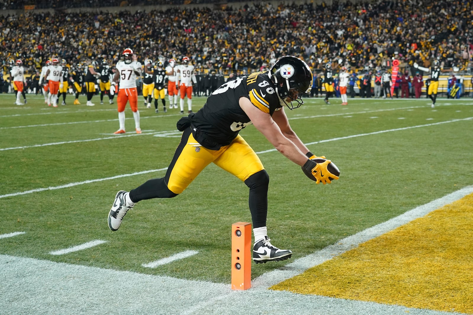 Pittsburgh Steelers tight end Pat Freiermuth (88) scores a touchdown during the second half of an NFL football game against the Cincinnati Bengals in Pittsburgh, Saturday, Jan. 4, 2025. (AP Photo/Matt Freed)