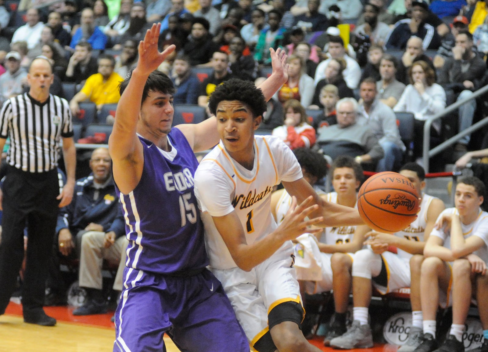 Sam Towns’ (with ball) late free throw set up Michael Wallace’s heroics. MARC PENDLETON / STAFF