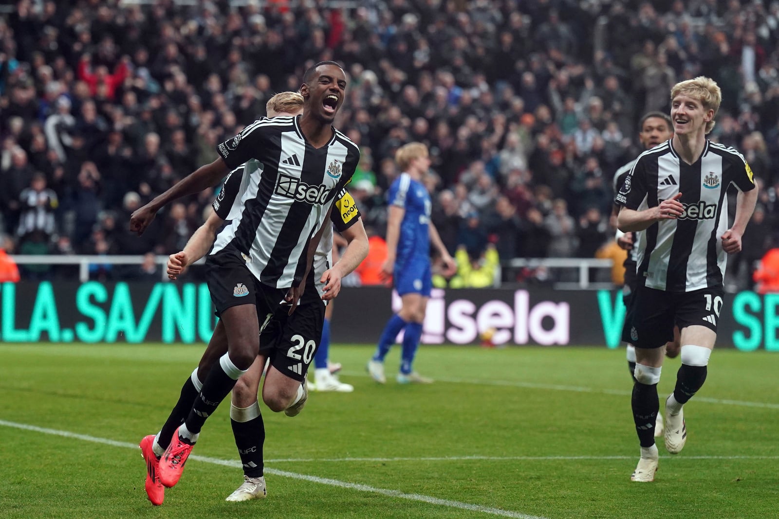 Newcastle United's Alexander Isak, left, celebrates scoring his side's third goal of the game, during the English Premier League soccer match between Newcastle United and Leicester City, at St. James' Park, in Newcastle upon Tyne, England, Saturday, Dec. 14, 2024. (Owen Humphreys/PA via AP)