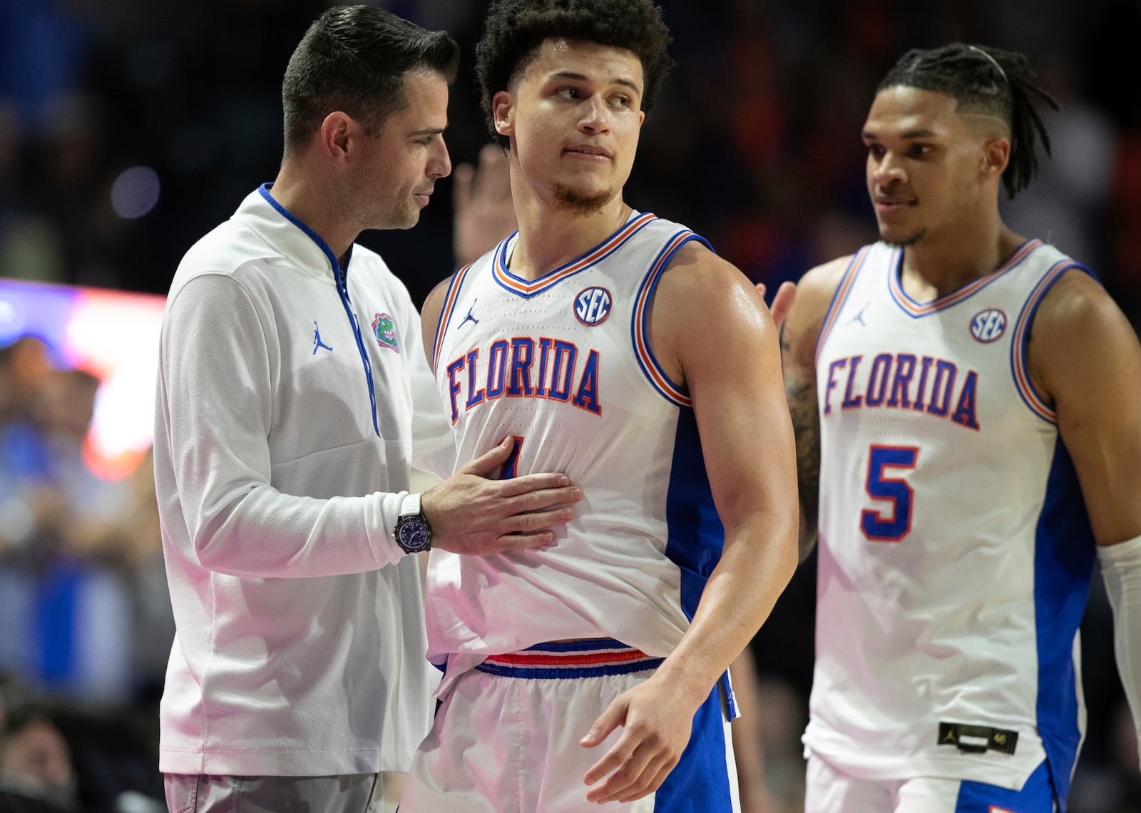 Florida head coach Todd Golden congratulates Florida guards Walter Clayton Jr., center, and Will Richard (5) near the end of the second half of an NCAA college basketball game against Mississippi, Saturday, March 8, 2025, in Gainesville, Fla. (AP Photo/Alan Youngblood)