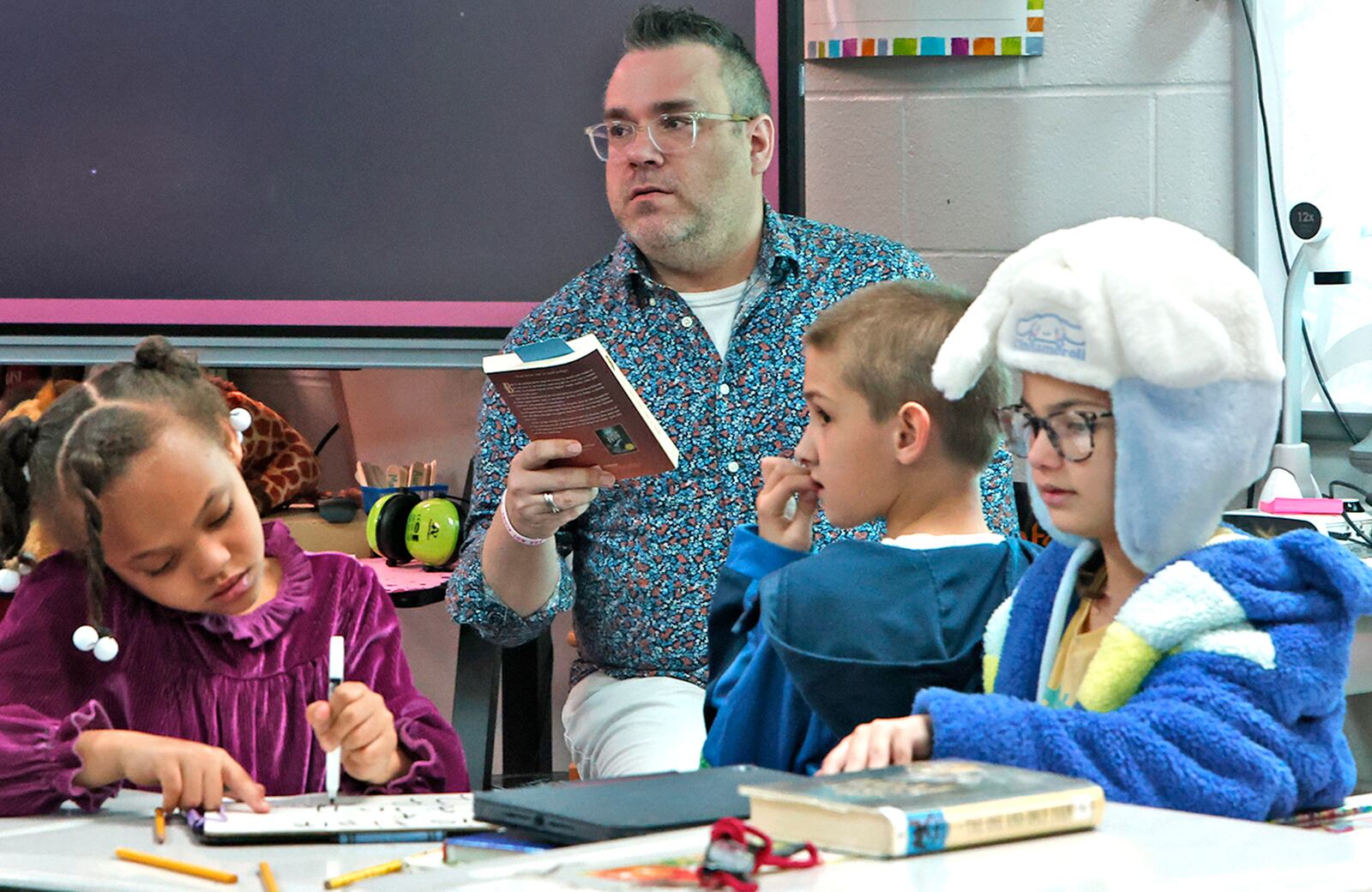 Joseph Fultz, teaches his third grade class as Simon Kenton Elementary Thursday, March 7, 2024. BILL LACKEY/STAFF