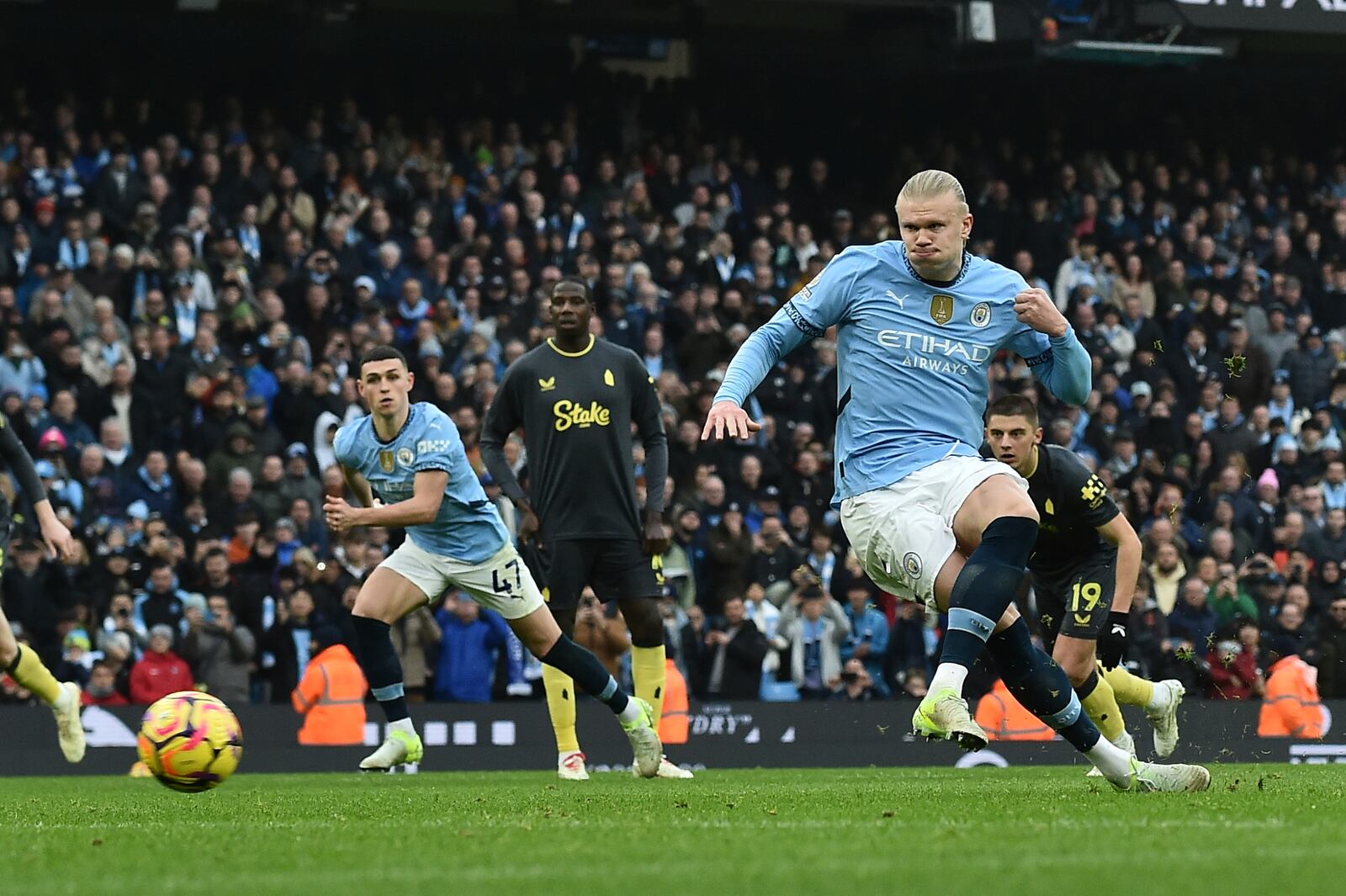 Manchester City's Erling Haaland fails to score a penalty during the English Premier League soccer match between Manchester City and Everton at the Etihad stadium in Manchester, Thursday, Dec. 26, 2024. (AP Photo/Rui Vieira)