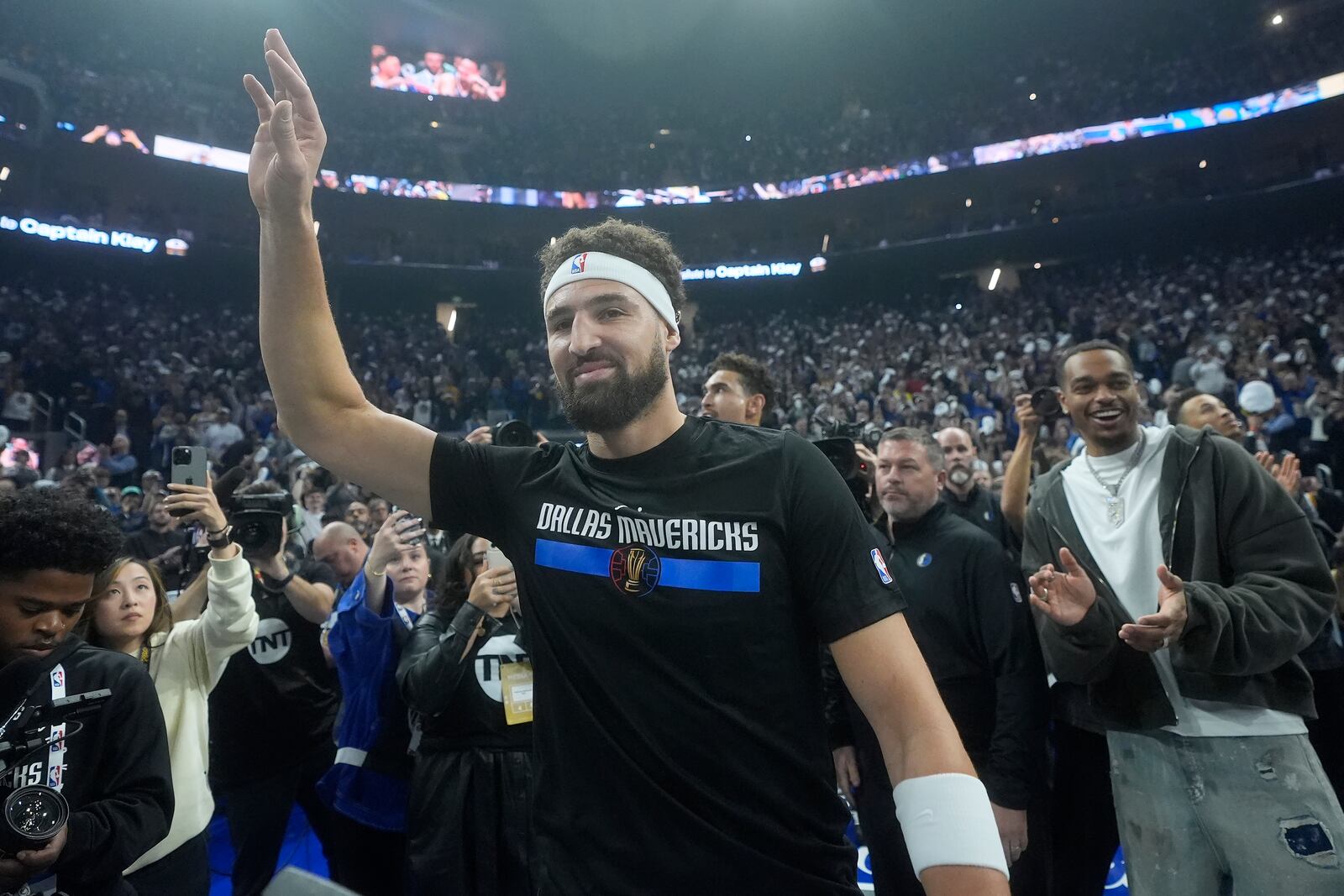 Dallas Mavericks guard Klay Thompson waves toward fans before an Emirates NBA Cup basketball game between the Golden State Warriors and the Mavericks in San Francisco, Tuesday, Nov. 12, 2024. (AP Photo/Jeff Chiu)