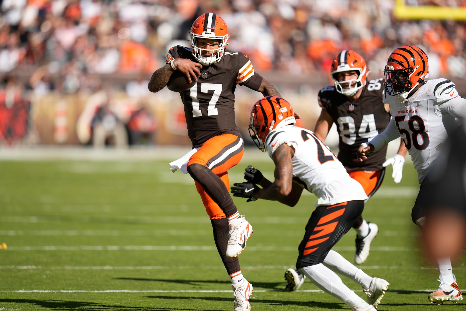 Cleveland Browns quarterback Dorian Thompson-Robinson (17) carries for a first down in the second half of an NFL football game against the Cincinnati Bengals, Sunday, Oct. 20, 2024, in Cleveland. (AP Photo/Sue Ogrocki)