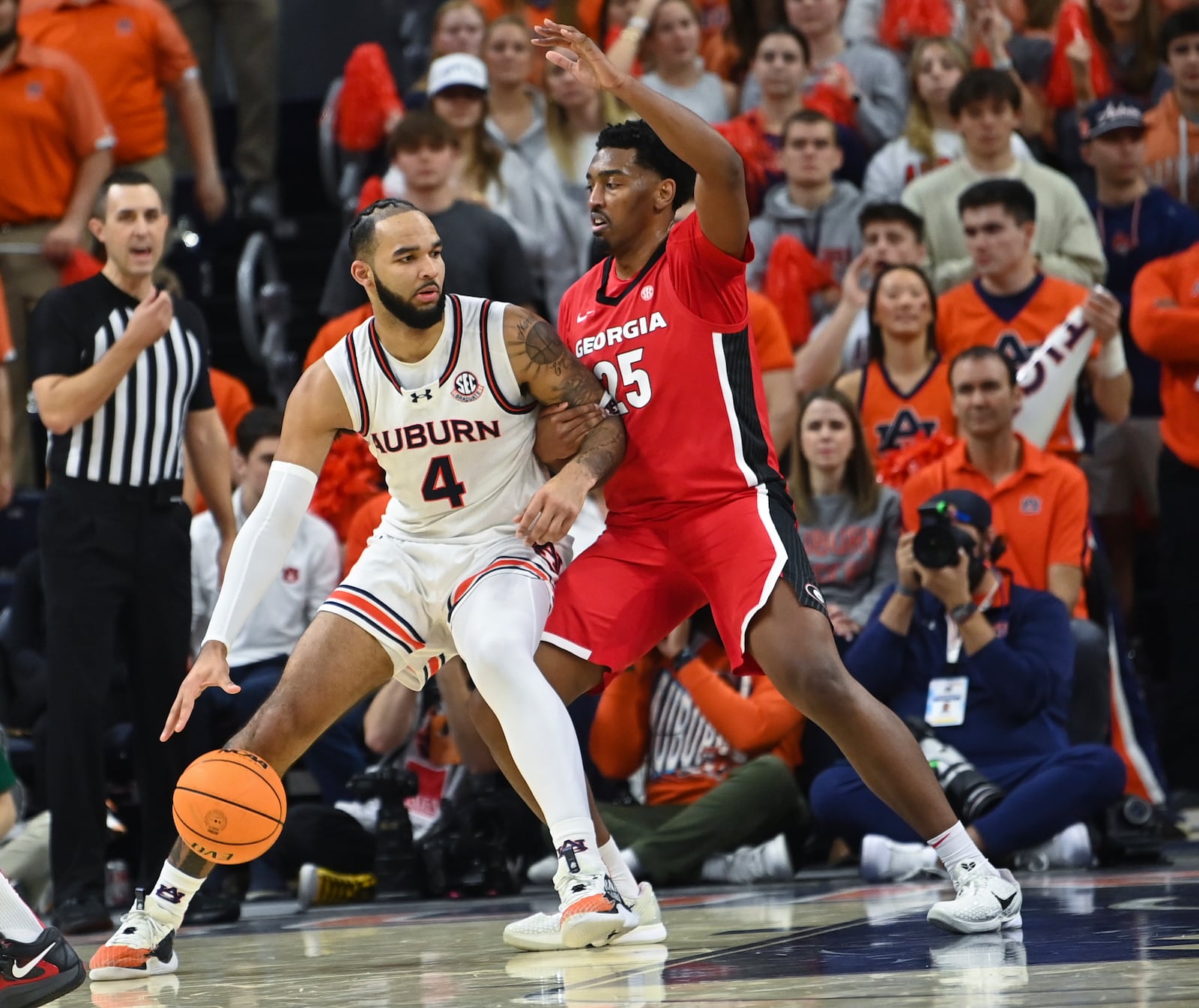 Auburn forward/center Johni Broome (4) tries works the ball inside as Georgia forward Justin Abson (25) defends during the first half an NCAA college basketball game Saturday, Feb. 22, 2025, in Auburn, Ala. (AP Photo/Julie Bennett)