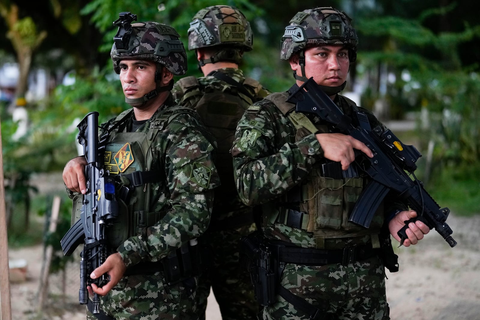 Soldiers patrol a street in Tibu, Colombia, Monday, Jan. 20, 2025, following a spate of guerrilla attacks that have killed dozens of people and forced thousands to flee their homes in the Catatumbo region. (AP Photo/Fernando Vergara)