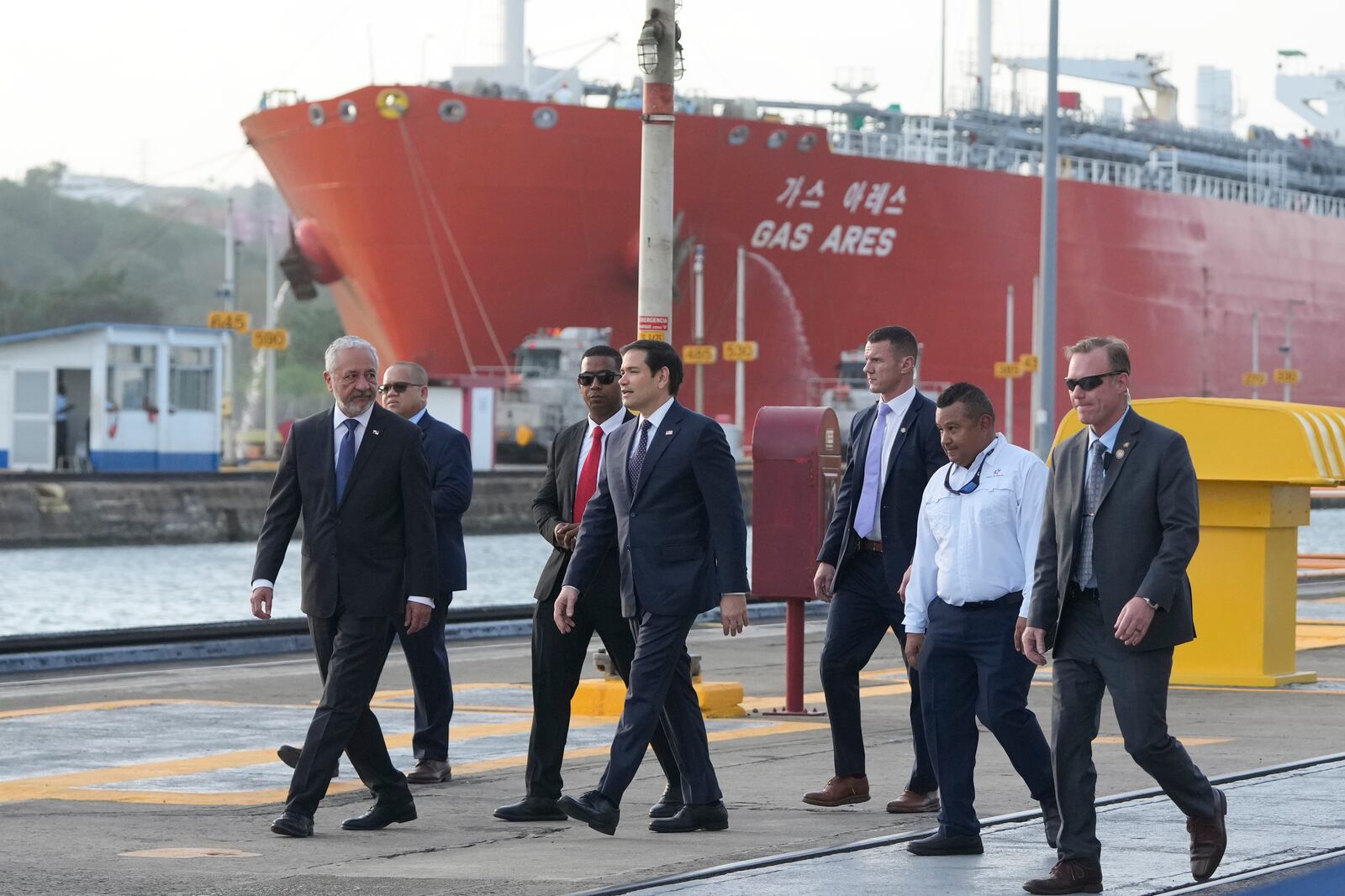 U.S. Secretary of State Marco Rubio and Panama Canal Authority Administrator Ricuarte Vásquez, left, tour the Miraflores locks at the Panama Canal in Panama City, Sunday, Feb. 2, 2025. (AP Photo/Mark Schiefelbein, Pool)