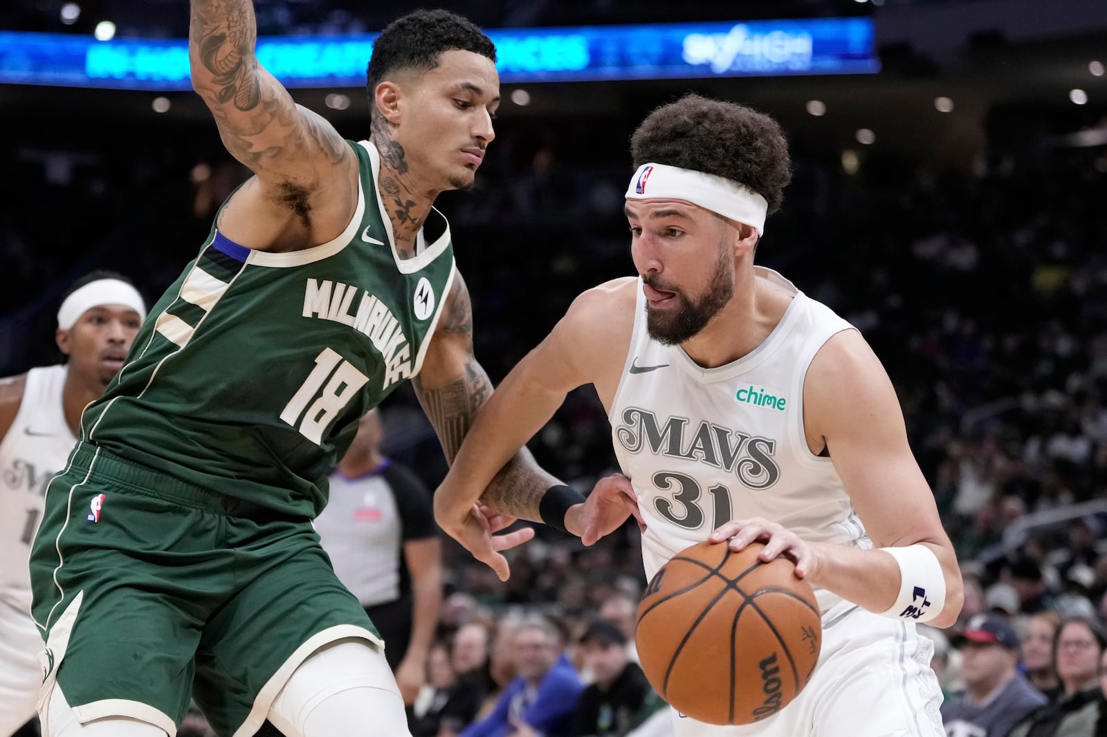 Dallas Mavericks' Klay Thompson tries to get past Milwaukee Bucks' Kyle Kuzma during the first half of an NBA basketball game Wednesday, March 5, 2025, in Milwaukee. (AP Photo/Morry Gash)