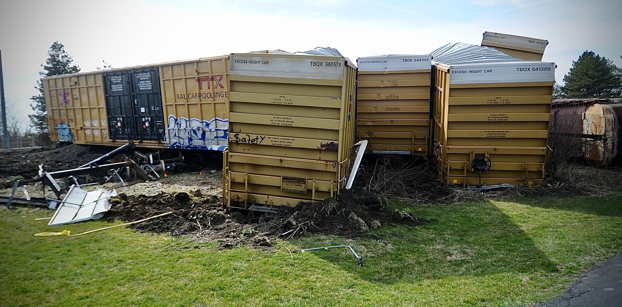 Derailed train cars clean up Clark county