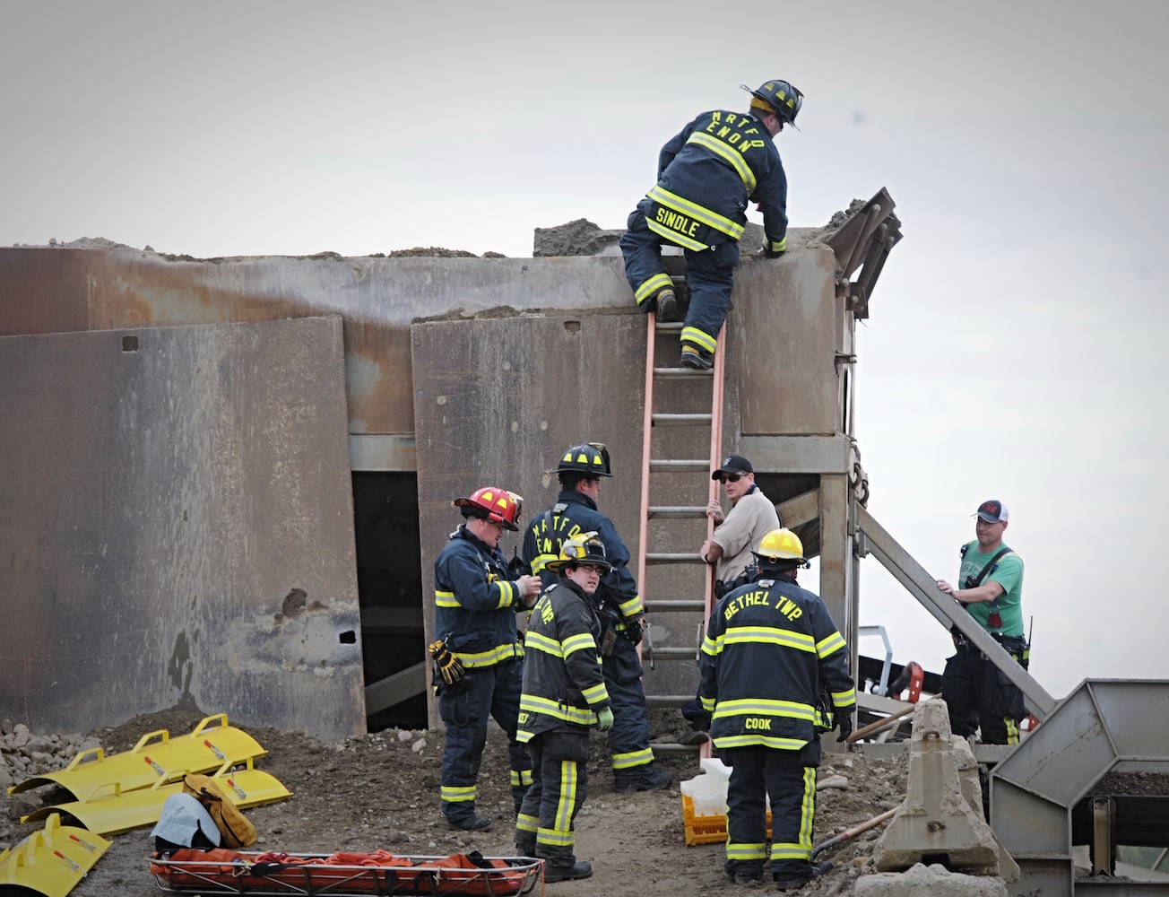 Man dies after falling in gravel pit in Clark County, officials say