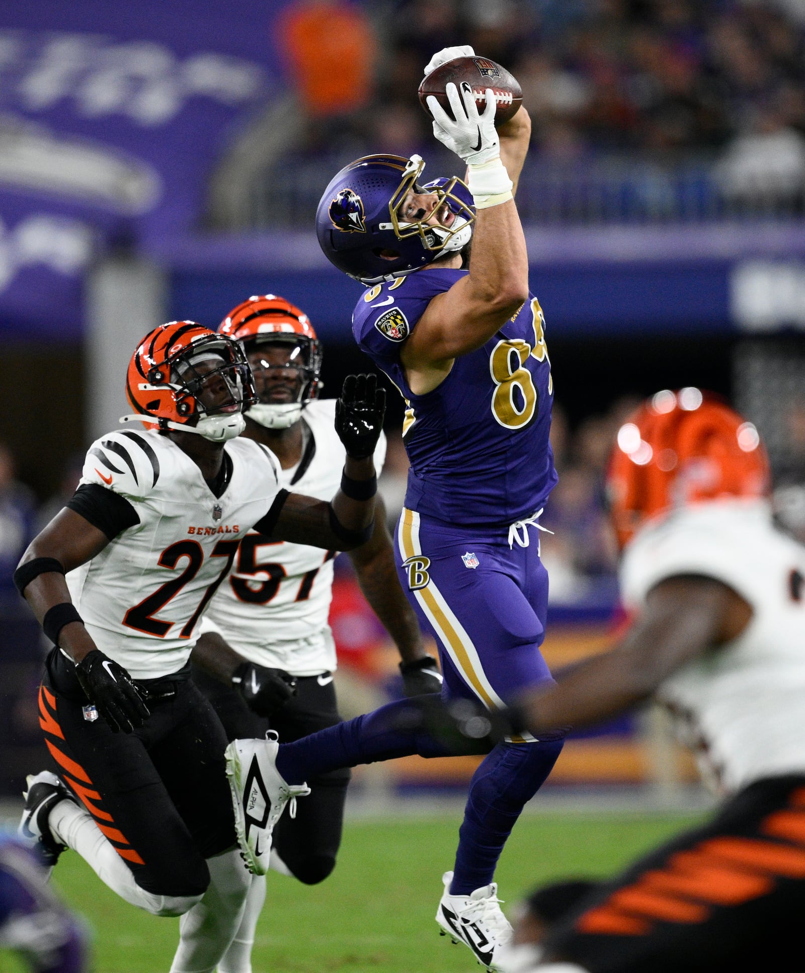 Baltimore Ravens tight end Mark Andrews (89) catches a pass against Cincinnati Bengals safety Jordan Battle (27) during the first half of an NFL football game, Thursday, Nov. 7, 2024, in Baltimore. (AP Photo/Nick Wass)