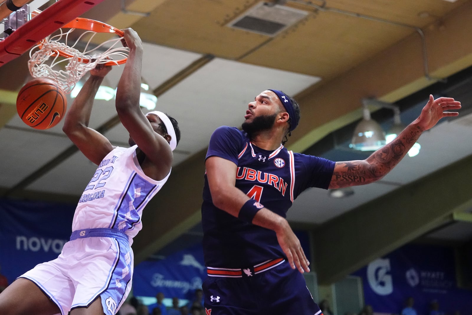 North Carolina forward Ven-Allen Lubin dunks against Auburn forward Johni Broome, right, during the first half of an NCAA college basketball game at the Maui Invitational Tuesday, Nov. 26, 2024, in Lahaina, Hawaii. (AP Photo/Lindsey Wasson)