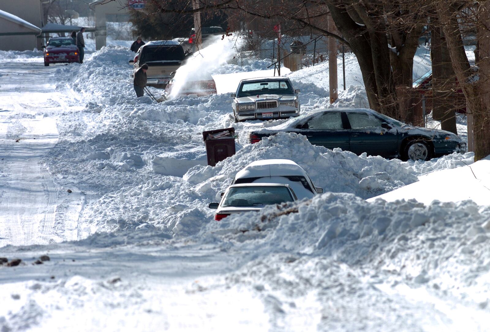 December 24, 2004
News-Sun/Marshall Gorby
SLUG:snsSnowB122404mg.jpg
People still try to dig themselves out on Superior Avenue Friday morning after the record breaking snow that began Wednesday.