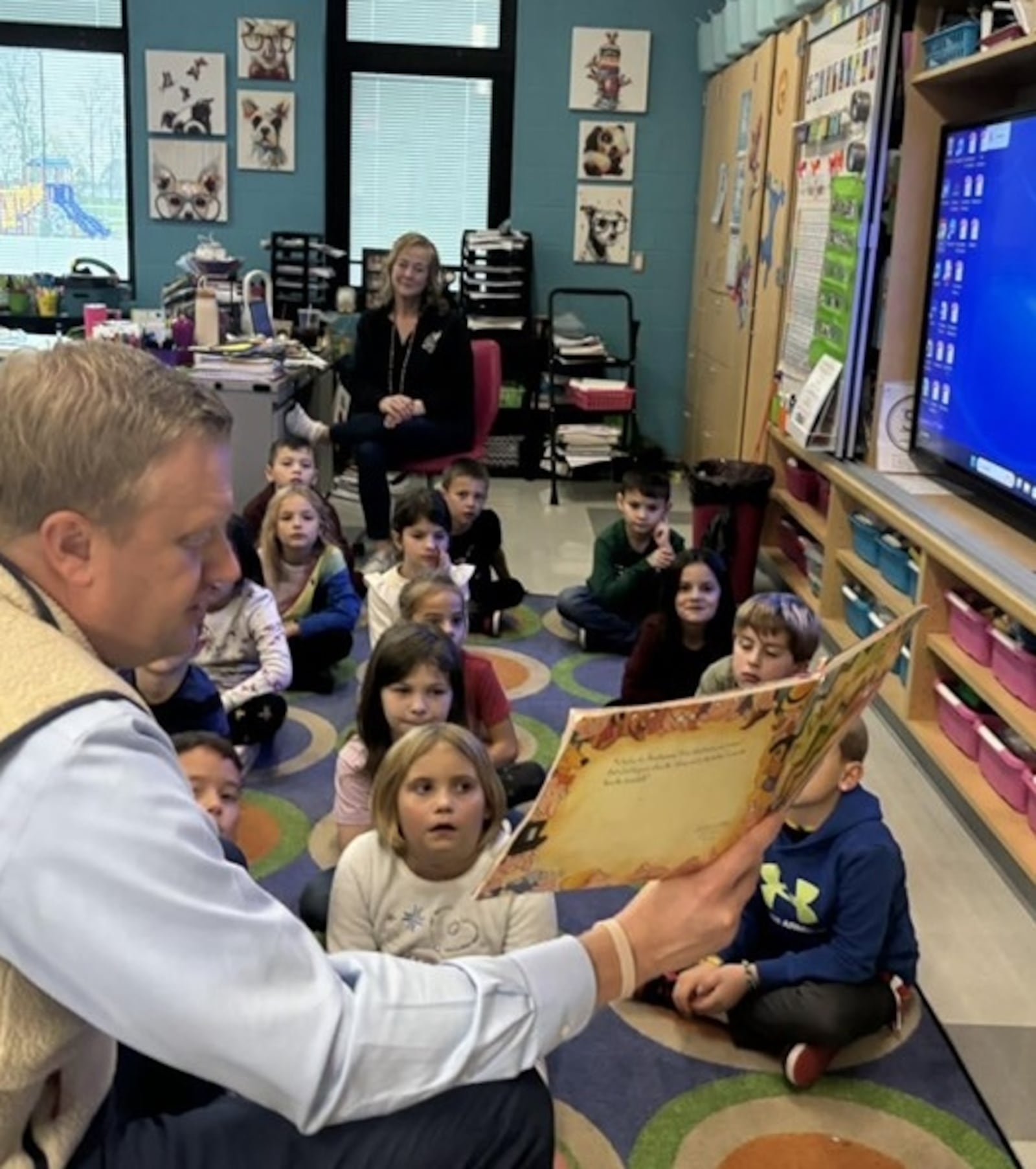 Greenon superintendent Darrin Knapke reads a Thanksgiving book to Greenon Elementary students before fall break.