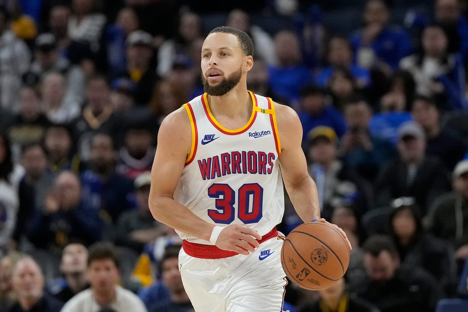 Golden State Warriors guard Stephen Curry (30) brings the ball up the court against the Washington Wizards during the second half of an NBA basketball game in San Francisco, Saturday, Jan. 18, 2025. (AP Photo/Jeff Chiu)