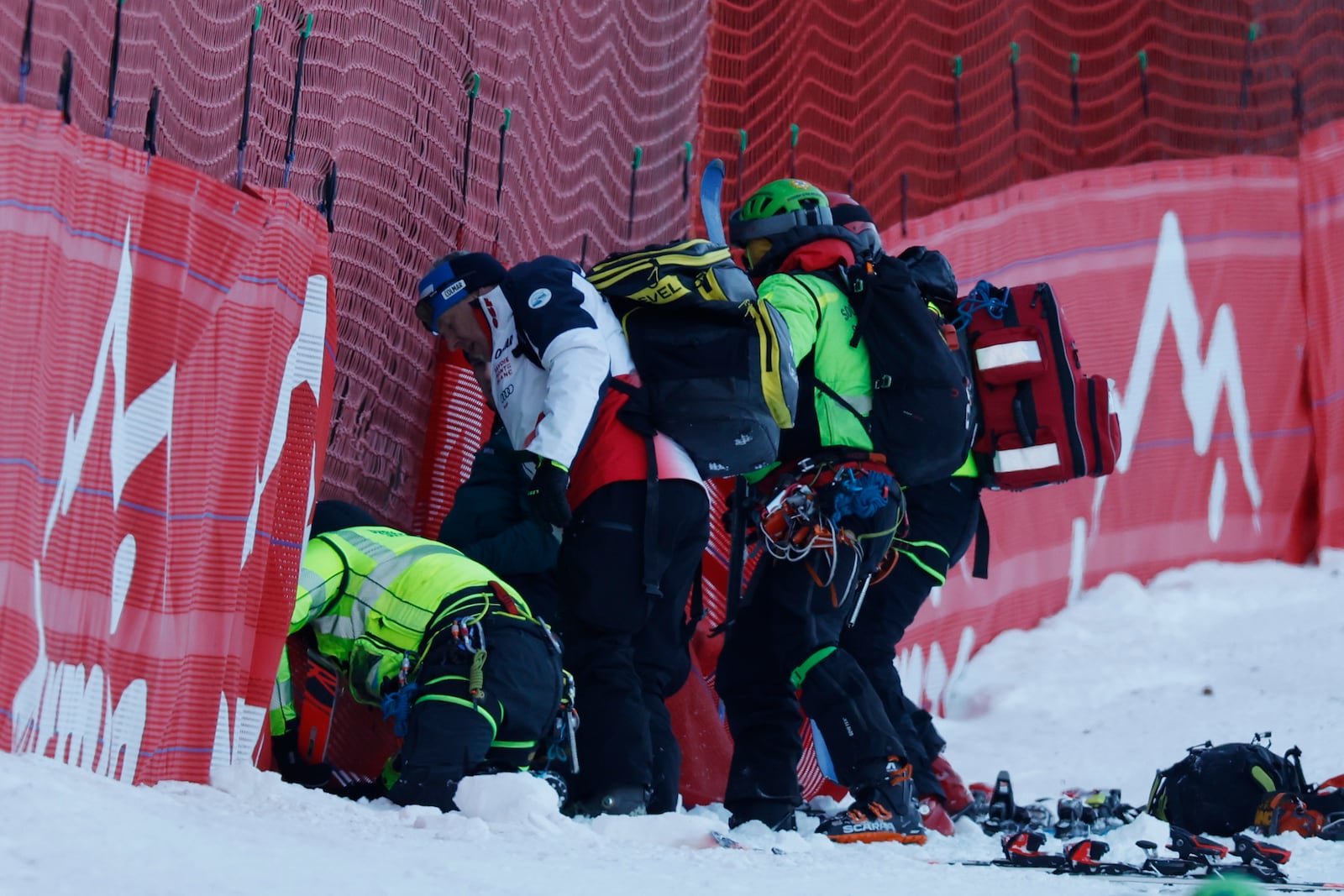 Medical staff are helping France's Cyprien Sarrazin after crashing during an alpine ski, men's World Cup downhill training, in Bormio, Italy, Friday, Dec. 27, 2024. (AP Photo/Alessandro Trovati)