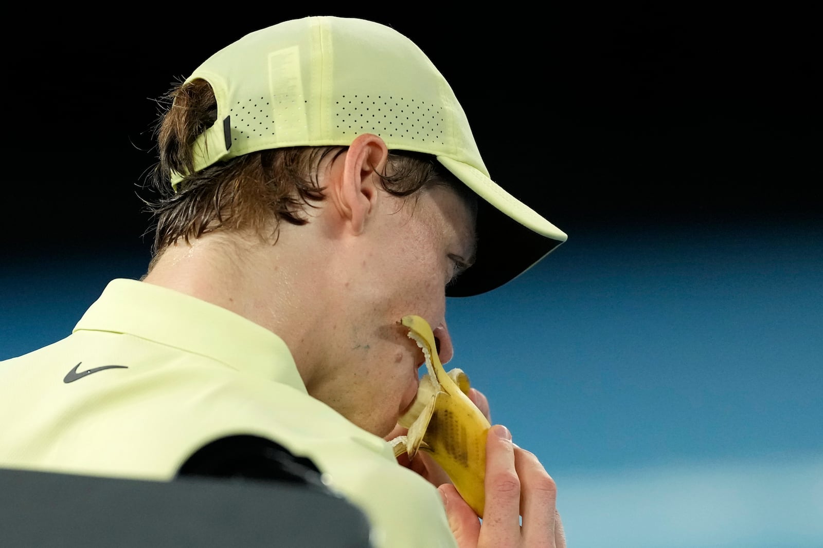 Jannik Sinner of Italy eats a banana during the men's singles final against Alexander Zverev of Germany at the Australian Open tennis championship in Melbourne, Australia, Sunday, Jan. 26, 2025. (AP Photo/Ng Han Guan)