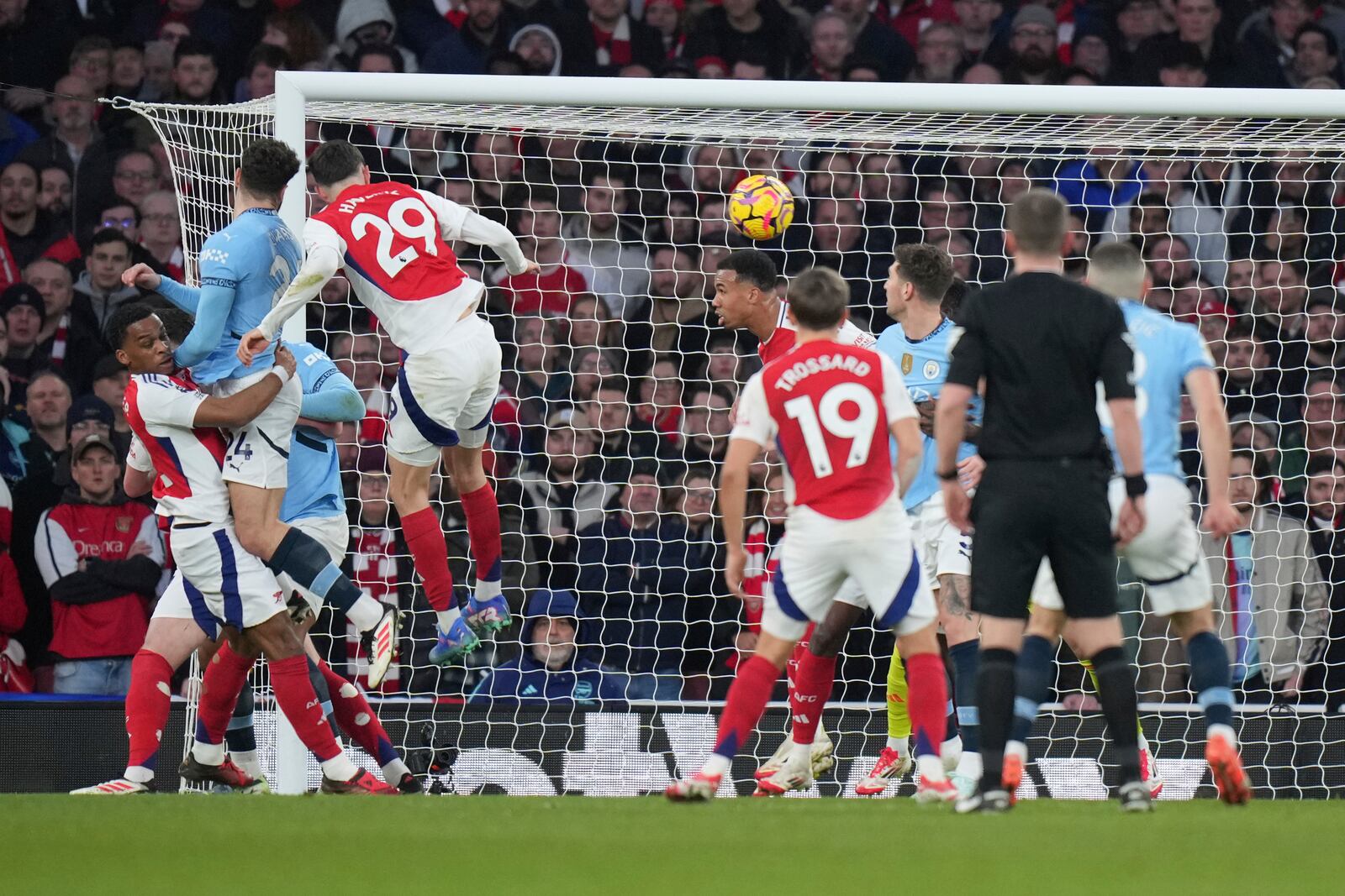 Manchester City's Josko Gvardiol, second from left, fails a chance to score during the English Premier League soccer match between Arsenal and Manchester City at the Emirates stadium in London, Sunday, Feb. 2, 2025. (AP Photo/Alastair Grant)