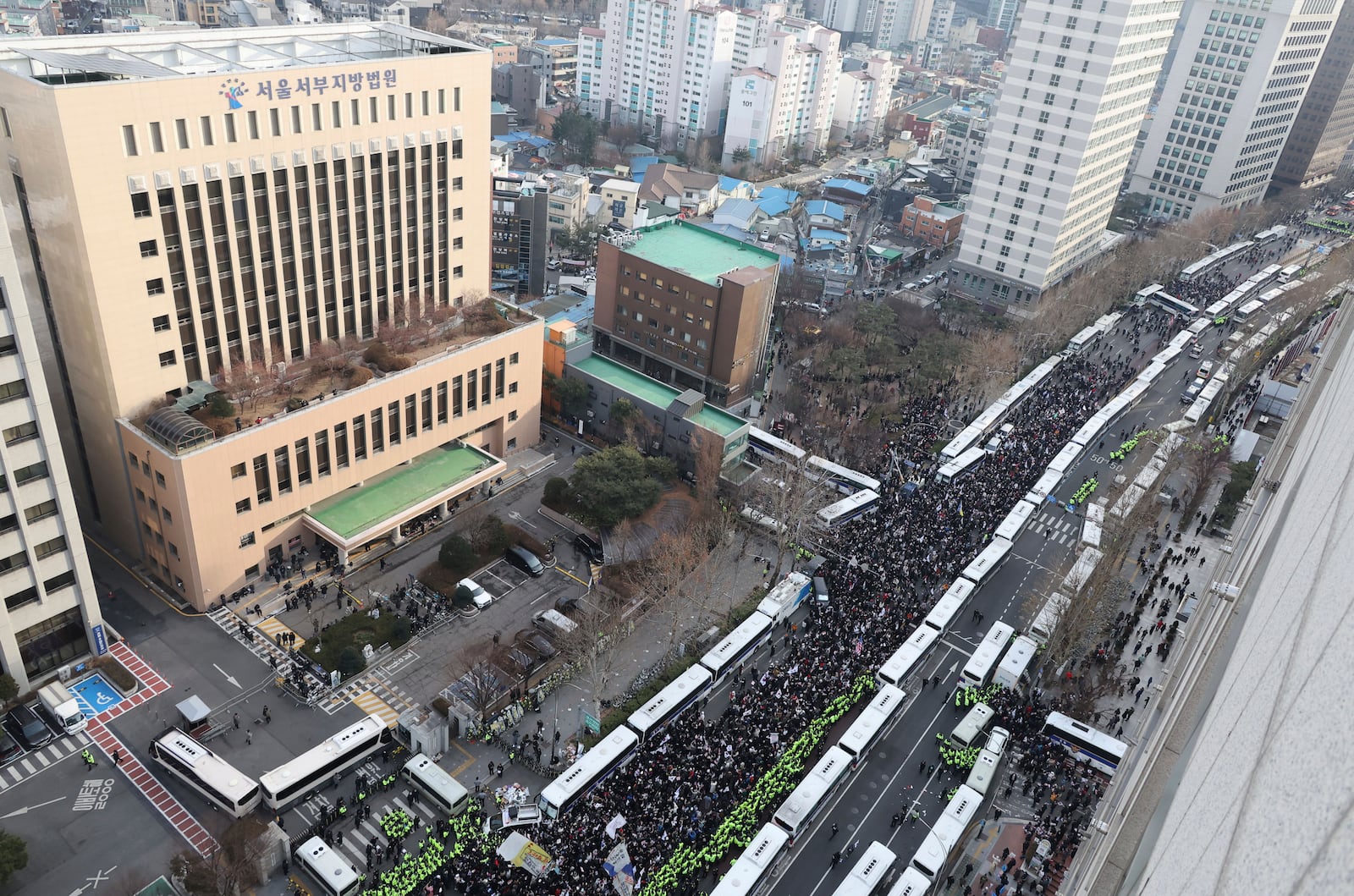 Supporters of impeached South Korean President Yoon Suk Yeol gather outside the Seoul Western District Court in Seoul, South Korea, Saturday, Jan. 18, 2025. (Seo Dae-yeon/Yonhap via AP)