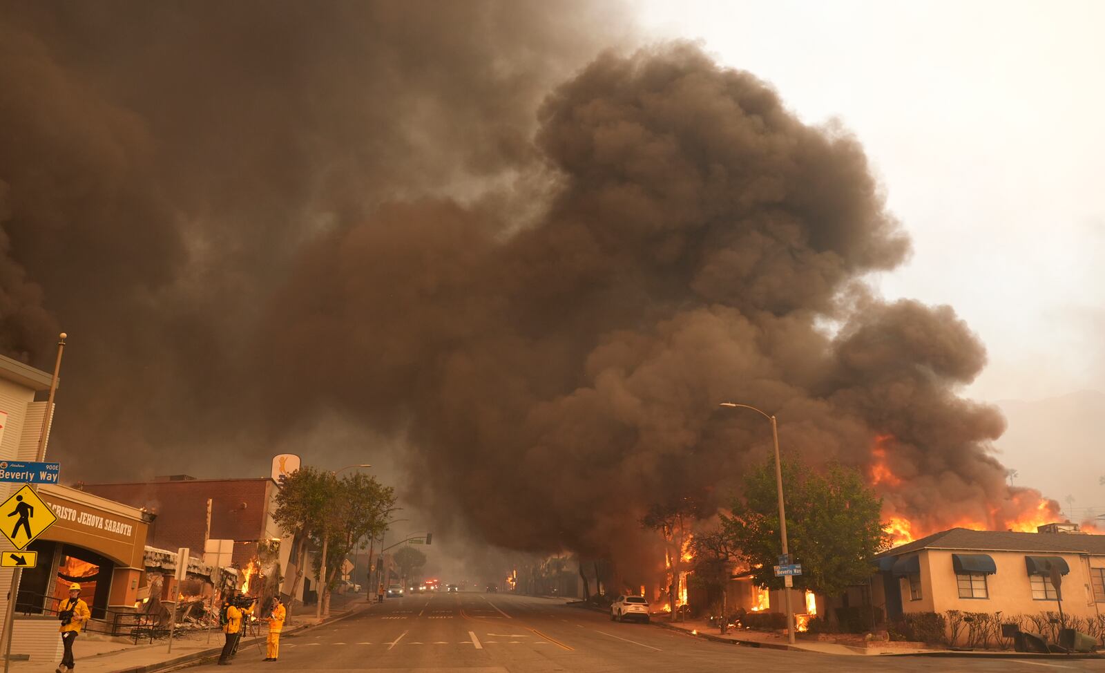 FILE - Black smoke rises over Lake Avenue during the Eaton Fire, Jan. 8, 2025, in Altadena, Calif. (AP Photo/Chris Pizzello, File)